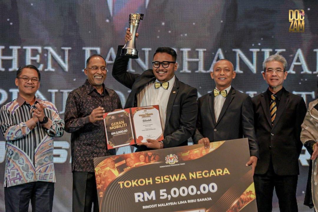 YSS alumnus receiving the Tokoh Siswa Negara award on stage