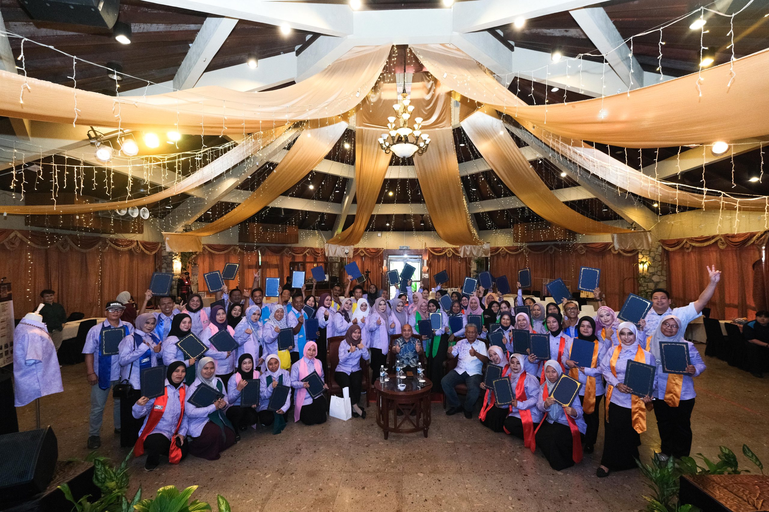 Large group of PUJI programme participants celebrating together
