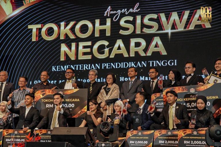 National award recipients on stage at Anugerah Tokoh Siswa Negara 2025