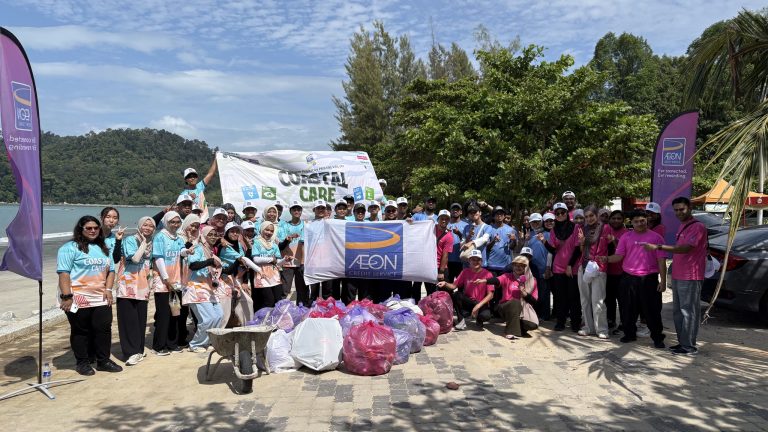 YSS volunteers and AEON Credit staff at a Coastal Care beach clean-up