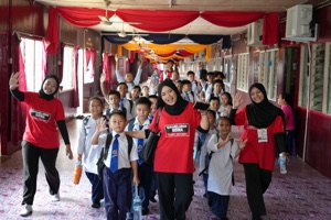 YSS volunteers with schoolchildren, Misi ASEAN Sarawak 2025