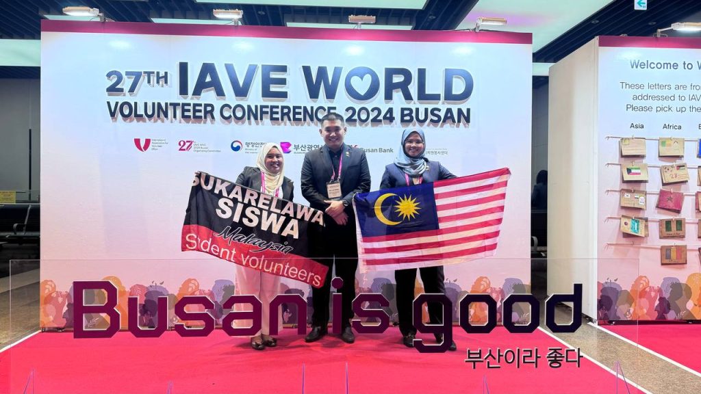 YSS delegates with the Sukarelawan Siswa banner and Malaysian flag at the 27th IAVE World Volunteer Conference 2024 in Busan
